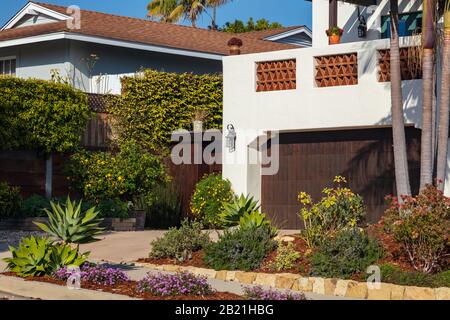 Wunderschönes Haus in Kalifornien mit einem individuell gestalteten Garten und einem Yard mit einer Vielzahl von Pflanzen. Im Februar 2020 aus einem öffentlichen Raum übernommen. Stockfoto