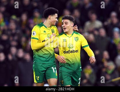 Jamal Lewis (links) und Max Aarons von Norwich City nach dem Premier-League-Spiel in Carrow Road, Norwich. Stockfoto