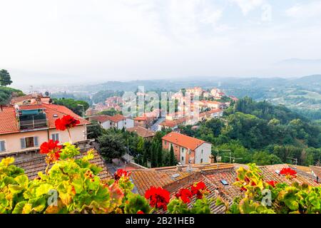 Chiusi Scalo in der Toskana, Stadtbild Italiens und rote Geranienblüten im Garten im Vordergrund auf der Terrasse auf der Terrasse mit Blick auf die Landschaft Stockfoto