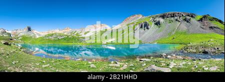 Panoramablick auf den türkisfarbenen Eissee in der Nähe von Silverton, Colorado auf dem Gipfel felsiger Berggipfel und Schnee im August 2019 Sommerpanorama Stockfoto