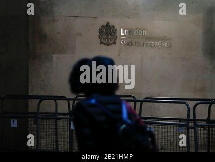 London, Großbritannien. Februar 2020. Das am 28. Februar 2020 aufgenommene Foto zeigt das Äußere der London Stock Exchange Group in London, Großbritannien. Die britischen Aktien sanken am Freitag, wobei der FTSE 100 Index mit einem Rückgang um 3,18 Prozent oder 215,79 Punkten auf 6.580,61 Punkte gesunken ist. Credit: Han Yan/Xinhua/Alamy Live News Stockfoto