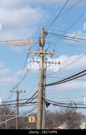 Eine Bildfolge eines Holz-Elektroversorgungsmastes, der im Laufe mehrerer Tage ersetzt wird. Stockfoto