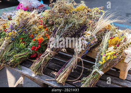 Kiew, Ukraine Basar Lebensmittelmarkt in Kiew Stadt mit Anbieter verkauft getrocknete Blumensträuße auf Tisch Stockfoto