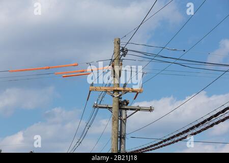 Eine Bildfolge eines Holz-Elektroversorgungsmastes, der im Laufe mehrerer Tage ersetzt wird. Stockfoto