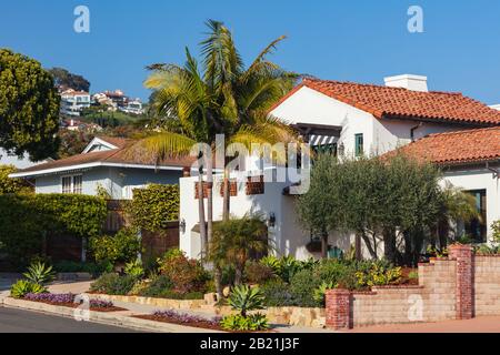 Wunderschönes Haus in Kalifornien mit einem individuell gestalteten Garten und einem Yard mit einer Vielzahl von Pflanzen. Im Februar 2020 aus einem öffentlichen Raum übernommen. Stockfoto