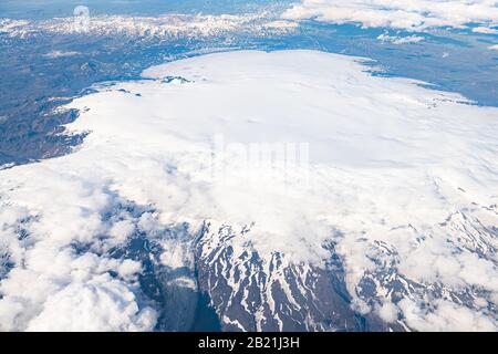 Island hoch über dem Blick vom Flugzeugfenster mit großem Gletscher im Südhochland in der Nähe von vik, genannt Tindfjallajokull, eyjafjallajokull und myrdal Stockfoto