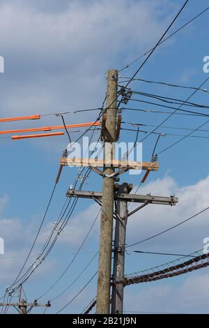 Eine Bildfolge eines Holz-Elektroversorgungsmastes, der im Laufe mehrerer Tage ersetzt wird. Stockfoto