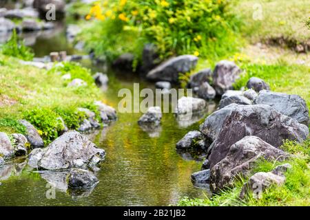 Kyoto Gyoen Japan in der Nähe des Kaiserpalasts in Kyotogyoen mit kleiner Flussoberfläche des Bachs und Felsen während der Nahaufnahme im Frühling Stockfoto