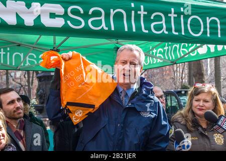 New York, USA. Februar 2020. Der New Yorker Bürgermeister Bill de Blasio spricht vor dem Vertrieb von kostenlosen wiederverwendbaren Taschen an New Yorker auf dem Bauernmarkt am Vorabend des Plastiksackverbots, das am 1. März in Kraft tritt. Rechts ist Kathryn Garcia, die für Hygiene zuständige Kommissarin des NY Department of Sanitation. Kredit: Enrique Shore/Alamy Live News Stockfoto