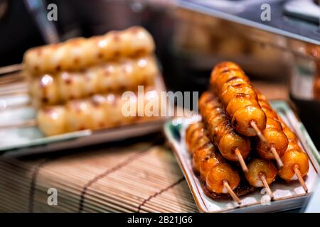 Anzeige von heißem Mochi dango Snack mit Reiskuchen und Miso Sojasoße Sirup auf Bambus traditionelle japanische Straßennahrung auf dem Nishiki Markt Stockfoto