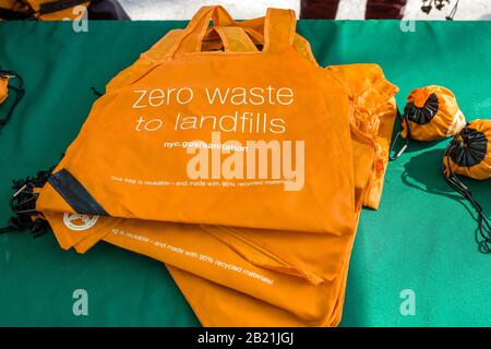 New York, USA. Februar 2020. Kostenlose wiederverwendbare Beutel werden am Vorabend des am 1. März in Kraft treten Verbots von Plastiktüten auf dem Bauernmarkt auf dem Union Square an New Yorker verteilt. Kredit: Enrique Shore/Alamy Live News Stockfoto