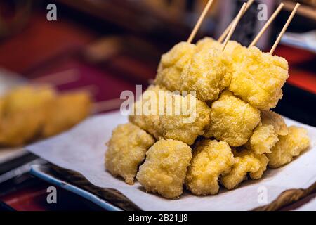 Anzeige von Tempura-Snacks mit einer Kruste auf dem Spieß in traditionellen japanischen Straßennahrung auf dem Nishiki-Markt Stockfoto