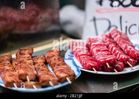 Kyoto, Japan Nishiki Market Shop Lebensmittel-Anbieter verkaufen wagyu kobe Rindfleisch roh und gekocht auf Spieß-Display Stockfoto