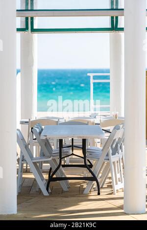 Weißer Pavillon am Meer mit Wassergazebo in Florida-Architektur bei sonnigen Tagesschritten zum Strand Stockfoto