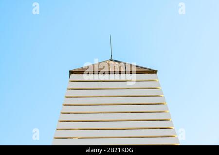 Am Meer, Florida Holzpavillon Gartenlauben-Architektur isoliert vor blauem Himmel in der Nähe des Strandmeergrundes während des sonnigen Tages Stockfoto