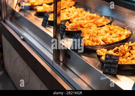 Lebensmitteltabletts mit gebratenem Gemüse auf dem Anzeigeschild für den Verkauf in Florenz Italien Zentralmarkt mit gekochter goldener Farbe Stockfoto