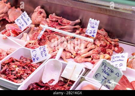 Hähnchenfleisch Brocken Teile im Ladengeschäft im Metzgerbereich im Kühlschrank gekühlt mit Preisschild Stockfoto