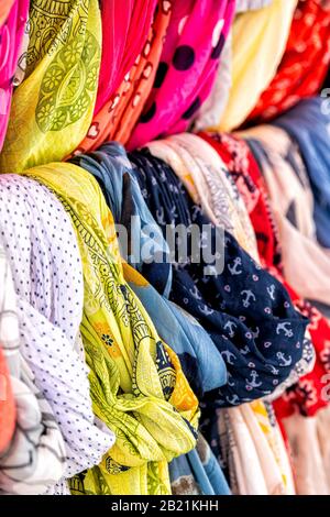 Nahaufnahme der farbenfrohen Schals in lebendigen Farben, die auf dem Ladengeschäft auf dem Einkaufsmarkt in Montepulciano, Italien in der Toskana, ausgestellt sind Stockfoto