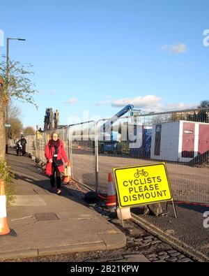 Februar 2020 - Road Closed und Radfahrer nehmen das Schild an der Cumberland Road im Central Bristol neben den Sturmreparaturarbeiten ab Stockfoto