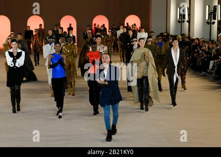 Paris, Frankreich. Februar 2020. Olivier Rousteing auf Der Start- Und Landebahn BALMAIN FW2020-21 während der Paris Fashion Week Februar 2020 - Paris, Frankreich 28/02/2020 - weltweite Nutzung Credit: Dpa/Alamy Live News Stockfoto