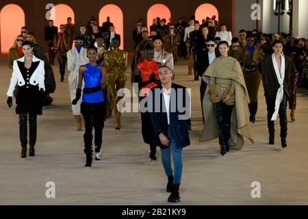 Paris, Frankreich. Februar 2020. Olivier Rousteing auf Der Start- Und Landebahn BALMAIN FW2020-21 während der Paris Fashion Week Februar 2020 - Paris, Frankreich 28/02/2020 - weltweite Nutzung Credit: Dpa/Alamy Live News Stockfoto