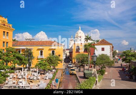 Cartagena, Kolumbien - 18. Februar 2020: Berühmte koloniale Cartagena Walled City (Cuidad Amurrallada) und seine farbenfrohen Gebäude im historischen Stadtzentrum Stockfoto