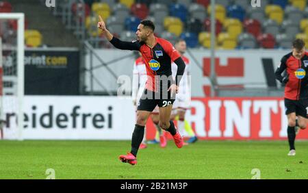 Düsseldorf, Deutschland. Februar 2020. Berliner Matheus Cunha feiert nach dem Torerfolg, Bundesliga-Fußballspiel Fortuna Düsseldorf gegen Hertha BSC Berlin. Credit: Uwe Kraft/Alamy Live News Stockfoto