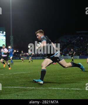 RDS Arena, Dublin, Leinster, Irland. Februar 2020. Guinness Pro 14 Rugby, Leinster gegen Glasgow; Kyle Steyn (Glasgow Warriors) geht durch, um einen Try Credit zu erzielen: Action Plus Sports/Alamy Live News Stockfoto