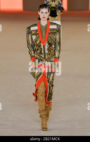 Paris, Frankreich. Februar 2020. Start- Und Landebahn Balmain FW2020-21 während der Paris Fashion Week Februar 2020 - Paris, Frankreich 28/02/2020 Credit: Dpa/Alamy Live News Stockfoto