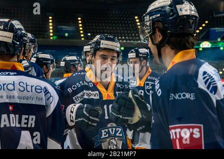 Jerome Bachofner # 10 (EV Zug) während des Eishockeyspiels der regulären Saison der National League zwischen dem EV Zug und dem HC Friborg-Gotteron am 28. Februar 2020 in der Bossard Arena in Zug. Gutschrift: SPP Sport Presse Foto. /Alamy Live News Stockfoto