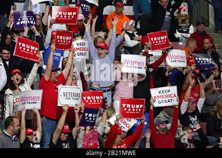 Charleston, South Carolina, USA. Februar 2020. Anhänger von Präsident Donald Trump jubeln zu, während sie auf seine Ankunft im North Charleston Coliseum für seine Keep America Great Rally am Freitag, 28. Februar 2020, in North Charleston, South Carolina warten. Foto von Richard Ellis/UPI Credit: UPI/Alamy Live News Stockfoto