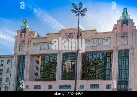 Lissabon, Portugal - 20. Februar 2020: Das Eden Theatre (Eden Teatro) ist eines von mehreren historischen Gebäuden in Praca dos Restauradores (Restorati) Stockfoto