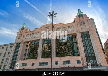 Lissabon, Portugal - 20. Februar 2020: Das Eden Theatre (Eden Teatro) ist eines von mehreren historischen Gebäuden in Praca dos Restauradores (Restorati) Stockfoto