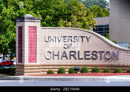 Charleston, USA - 17. Oktober 2019: Eintrittsschild für die Universität im Herbst in der Hauptstadt West Virginia und im Bildungszentrum Stockfoto