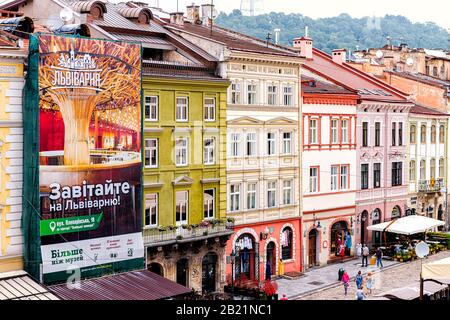 Lemberg, Ukraine - 31. Juli 2018: Hoher Blickwinkel über dem Blick auf den Marktplatz der Altstadt, mit Biermuseumsschild und Restaurants im Sommer Stockfoto