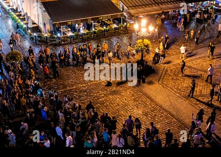 Lemberg, Ukraine - 31. Juli 2018: Hoher Winkel über dem Blick auf den Marktplatz der Altstadt mit Leuten, die Musik von Neptun Wasserbrunnen Musik hören Stockfoto