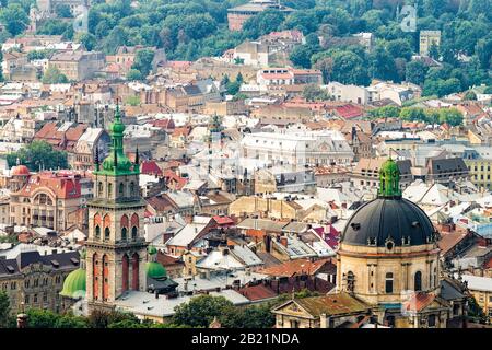 Lwiw, Ukraine - 1. August 2018: Skyline des Stadtbildes in der historischen ukrainischen Stadt in Altstadt-Gebäuden Kuppelarchitektur im sonnigen Sommer Stockfoto