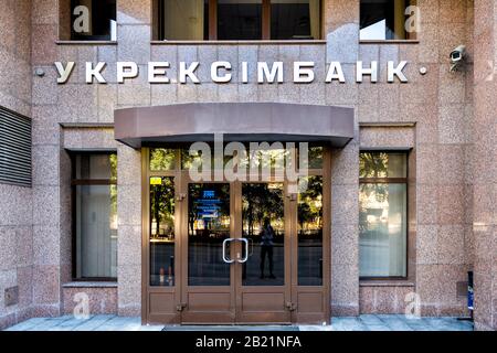 Kiew, Ukraine - 12. August 2018: Kiewer Stadt und Schließung von Finanzbauschild und Büroeingang für die Ukrximbank Stockfoto