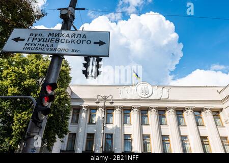 Kiew, Ukraine - 12. August 2018: Ukrainisches parlamentsgebäude, Werhovna Rada mit Fahne in Kiew mit Straßenschild Stockfoto
