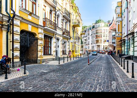 Kiew, Ukraine - 13. August 2018: Alte historische gehobene Stadt farbenfrohe Straßenbauten der Kiewer Stadt in Podil vozdvizhenka Viertel bunt koloriert Stockfoto