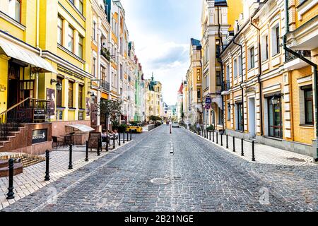 Kiew, Ukraine - 13. August 2018: Alte historische Stadt bunte Straßenbauten der Kiewer Stadt in Podil vozdvizhenka Nachbarschaft bunt koloriert Stockfoto