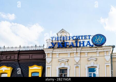 Kiew, Ukraine - 13. August 2018: Internationale Universität in Kiew während des Sommertags mit blauem Himmel und Schild für das College Stockfoto