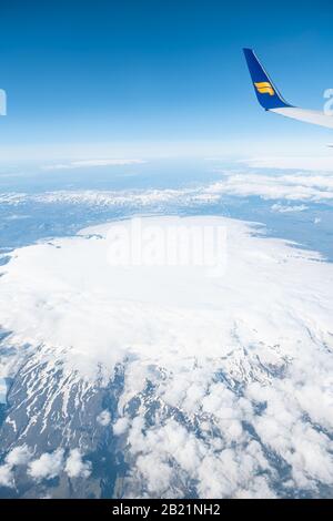 Keflavik, Island - 20. Juni 2018: Icelandair Flugzeug in blauem Himmel mit Blick vom Fenster über den großen Gletscher im Südhochland bei vik namens Tindfja Stockfoto