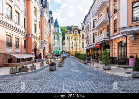 Kiew, Ukraine - 13. August 2018: Alte historische, bunte Straßenbauten der Kiewer Stadt in Podil vozdvizhenka Viertel bunte Häuser Stockfoto