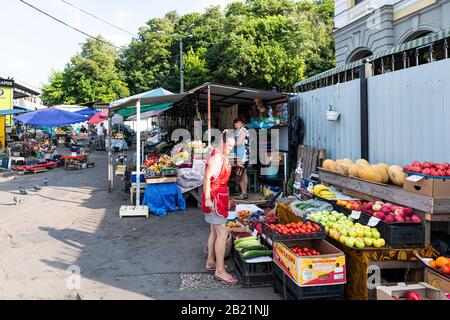 Kiew, Ukraine - 13. August 2018: Alter Lebensmittelmarkt in Kiewer Stadt mit Leuten, die Produkte verkaufen Obst und Gemüsestände Stockfoto