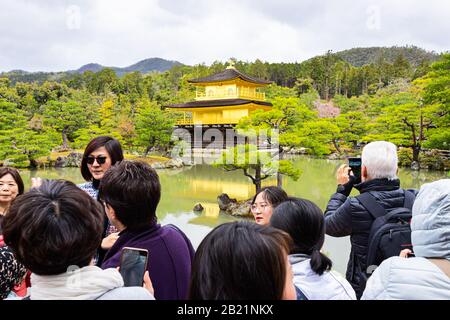 Kyoto, Japan - 10. April 2019: Kinkakuji Golden Pavilion Tempel Rokuonji zen buddhist Schrein mit vielen Menschen Touristen Stockfoto