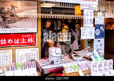 Uji, Japan - 14. April 2019: Traditionelles Dorf mit ältestem Ladengeschäft, in dem grüne Teeproben kostenlos mit einem Schild in englischer sprache angeboten werden Stockfoto