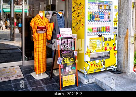 Nara, Japan - 14. April 2019: Straße auf dem Bürgersteig in der Innenstadt mit niemandem im Geschäft mit Verkaufsautomaten und Kimono-Mietzeichenschild Stockfoto