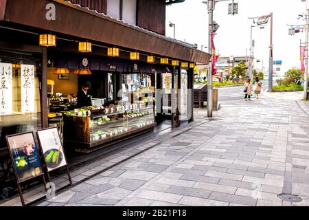 Uji, Japan - 14. April 2019: Traditionelles Dorf mit Ladengeschäft, in dem grüne Teeprodukte gebackene Süßigkeiten mit Matcha-Anzeige verkauft werden Stockfoto