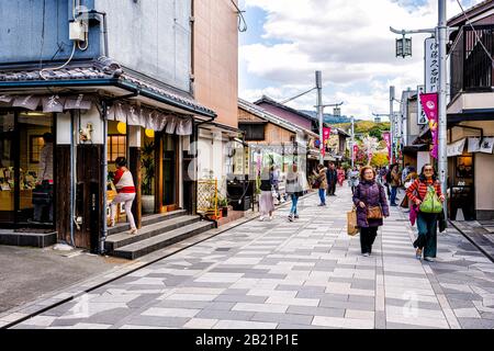 Uji, Japan - 14. April 2019: Traditionelles Dorf mit Straße von Geschäften, die grüne Teeprodukte verkaufen und viele Menschen zu Fuß gehen Stockfoto